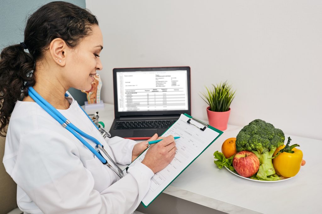 Inicio 1 Nutritionist creates personalized meal plan for her patient. Vegetables and fruits for a healthy